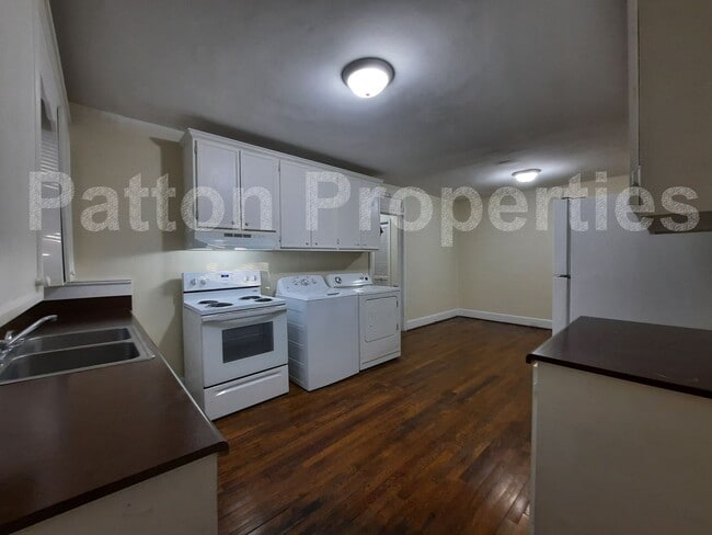 Building Photo - 711 S Holly St