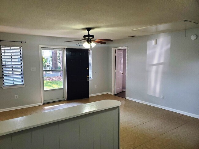 Building Photo - **Newly remodeled kitchen **  2 bedroom, 2bath Isle of Hope home with fenced in backyard and scre...
