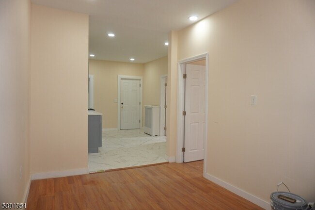 Building Photo - 85 Clifton Ave