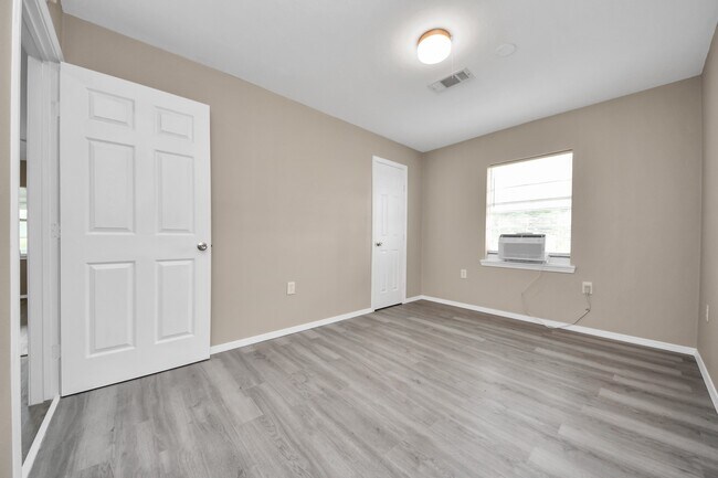 Building Photo - 17111 River Rd