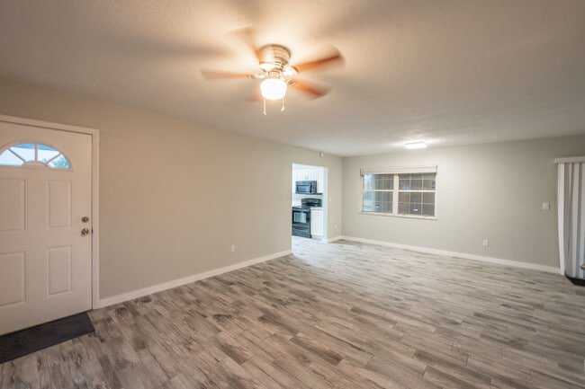 Building Photo - 1011 Bianca Dr NE