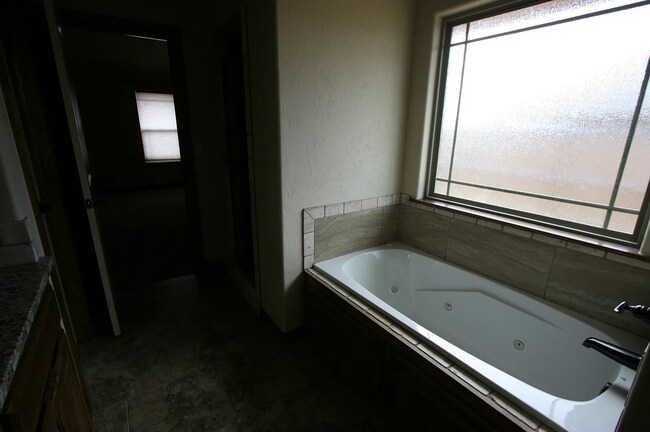 Building Photo - 1502 Scenic Ridge