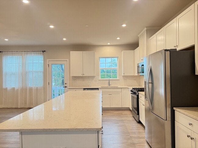 Building Photo - 772 Weller Dr