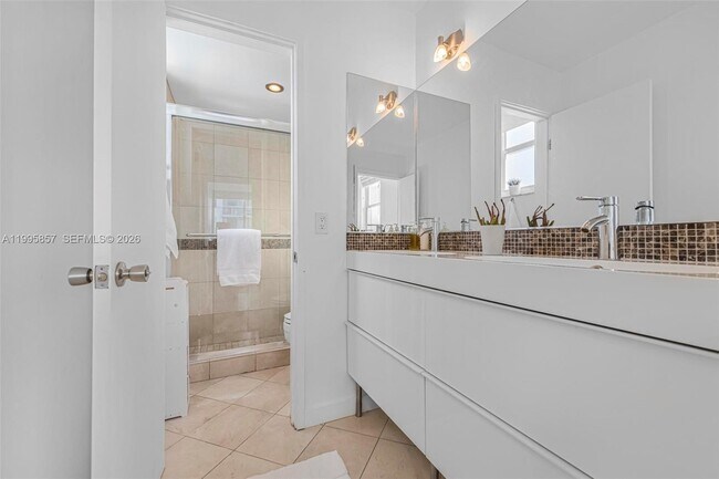 Building Photo - 1658 Bay Rd