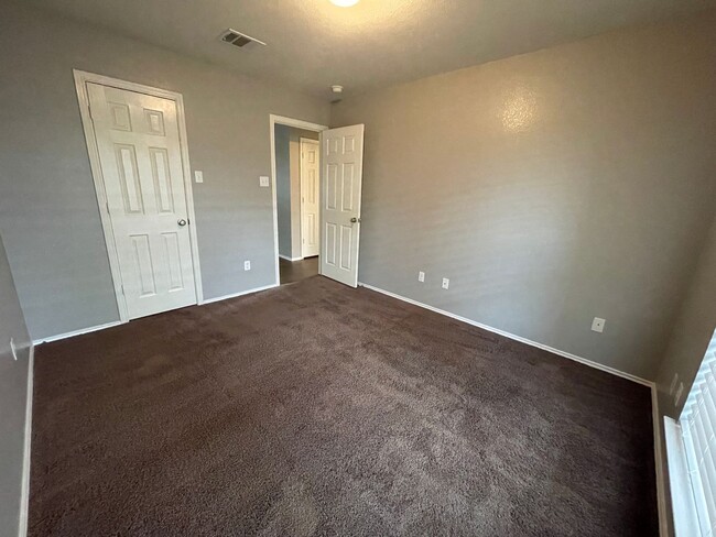 Building Photo - 6200 Suellen Ln
