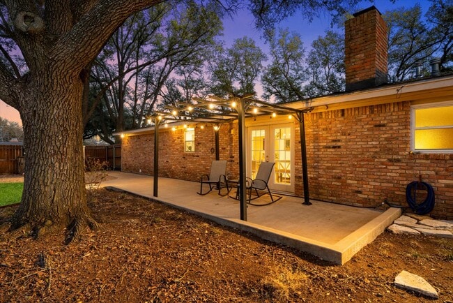 Building Photo - 5601 Westlawn Dr