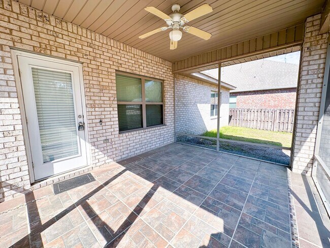 Building Photo - Well maintained 4 bedroom home with 2 car garage