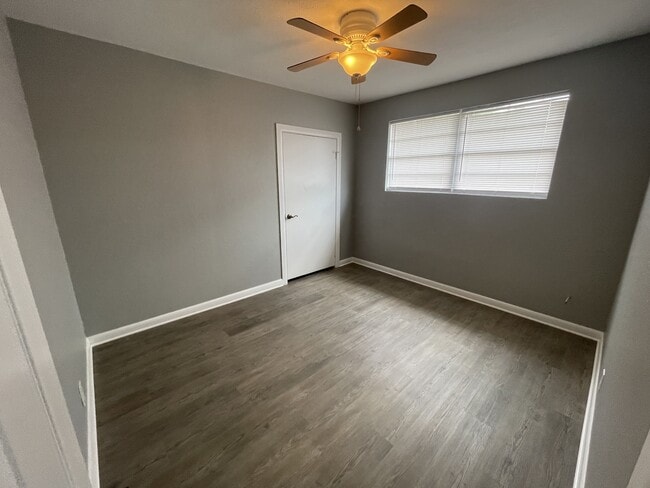 Building Photo - 338 W Bay Ave