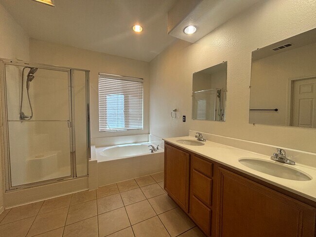 Building Photo - 44321 Sunmist Ct