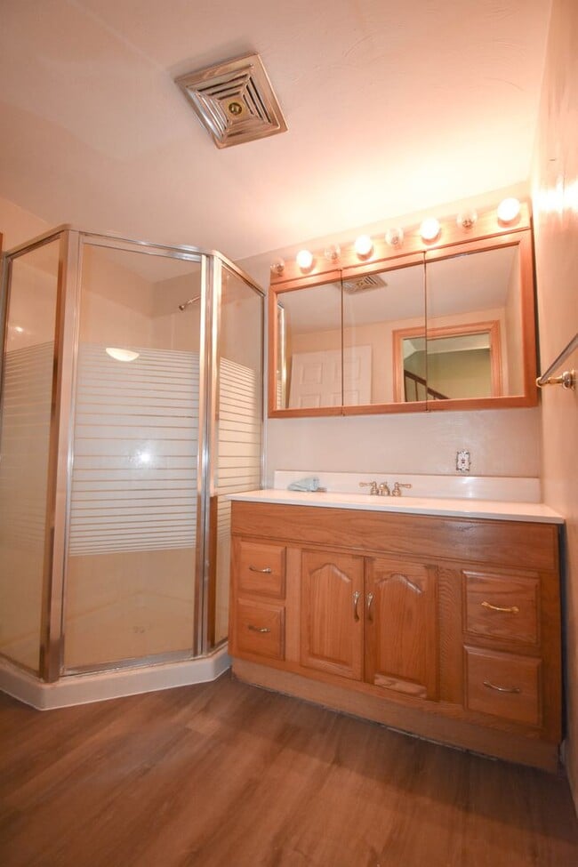 Building Photo - Large Home on Jacksonville Rd with Laundry!