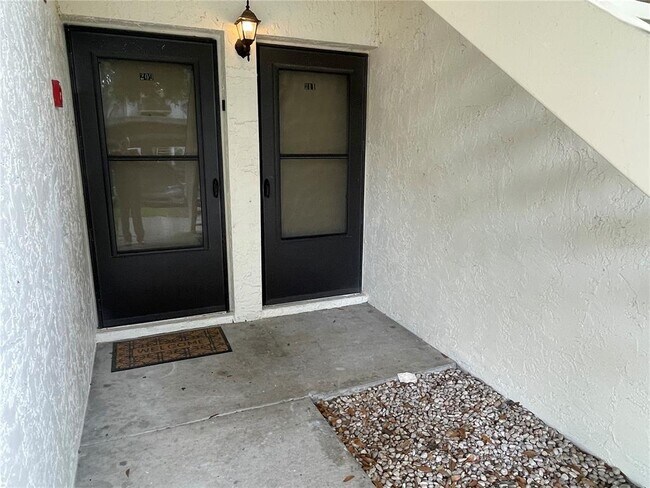 Building Photo - 211 Pine Ct