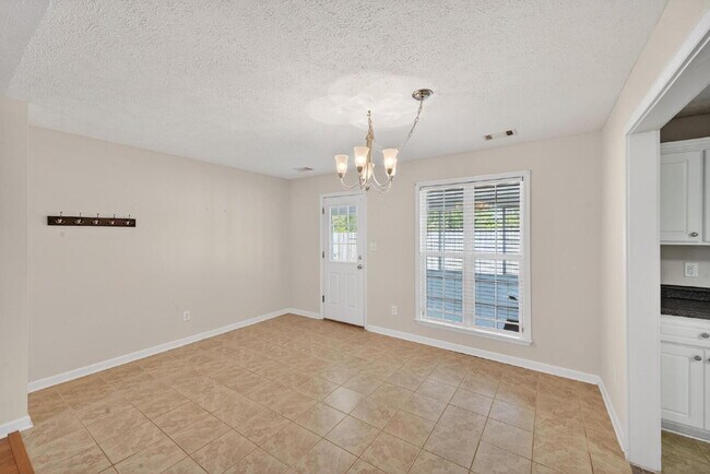 Building Photo - Lovely Patio Home with Sunroom!