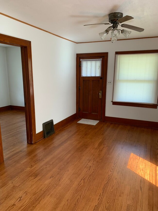 Building Photo - 2 Bedroom, 1 Bath Located near Downtown an...