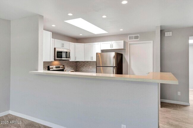 Building Photo - 2515 E Villa Maria Dr
