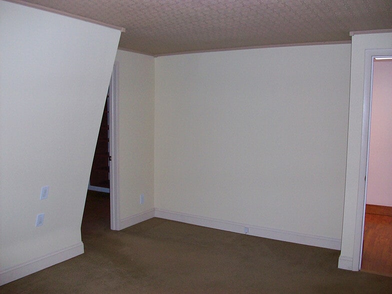 Building Photo - 26 Hollis Ln