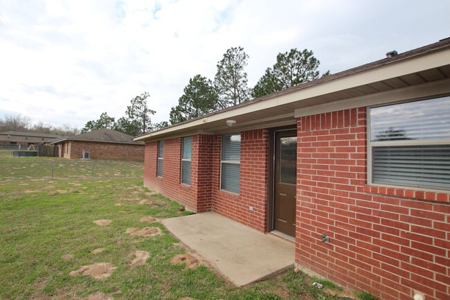 Building Photo - 3 Bedroom Duplex for Rent in Lindale! Tour...