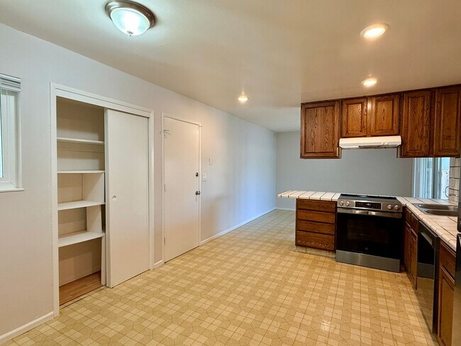 Building Photo - Spacious 3 Bedroom 2 Bath Home with 2 Car Garage and Central Air Conditioning