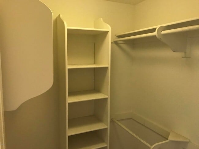 Building Photo - Nice Oak Park Corner Unit Townhome Which I...