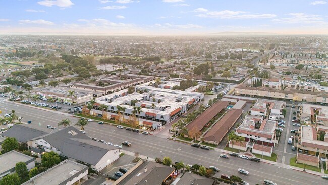 Building Photo - Agate Manor