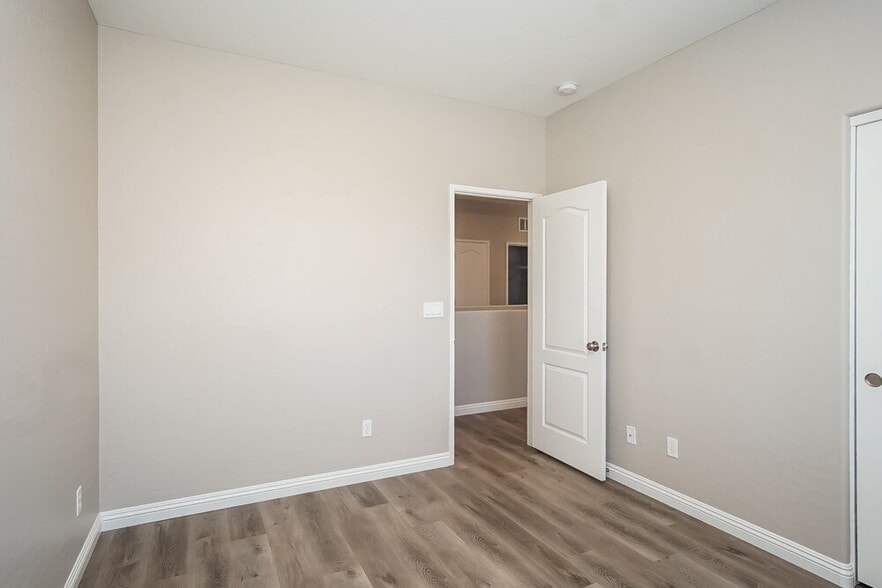 Building Photo - 10563 La Campana St