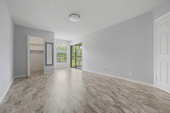 Building Photo - 3386 Lucerne Park Dr