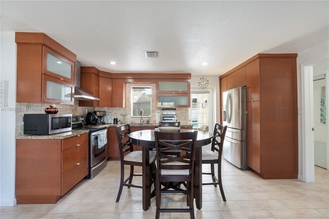 Building Photo - 6390 Plunkett St