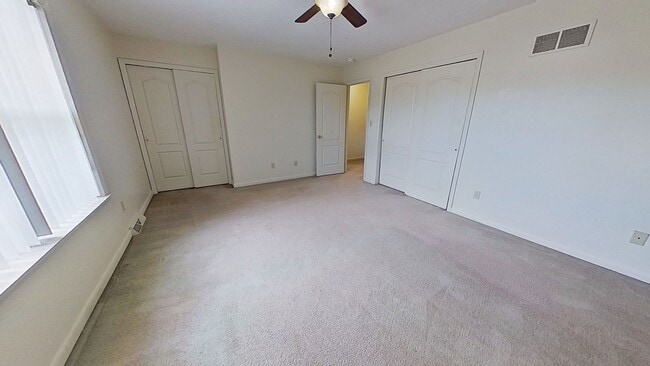 Building Photo - Townhouse with Garage & Private Deck