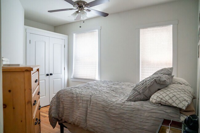 Building Photo - Albany Park - 2 Bed / 1 Bath - Laundry In-Unit w/ Central Heat