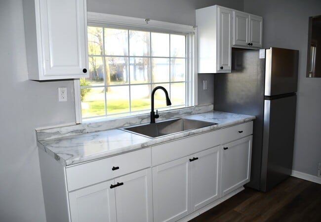 Building Photo - NEW LISTING!!! 3 Bedroom House - MOVE IN SPECIAL