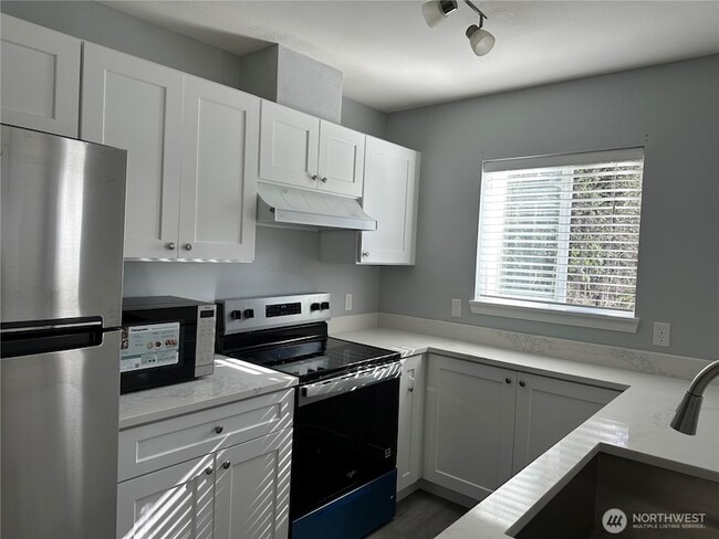 Building Photo - 33020 10th Ave SW