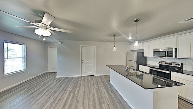 Building Photo - 2 Bedroom 2 Bathroom 2 Car Garage Duplex w...