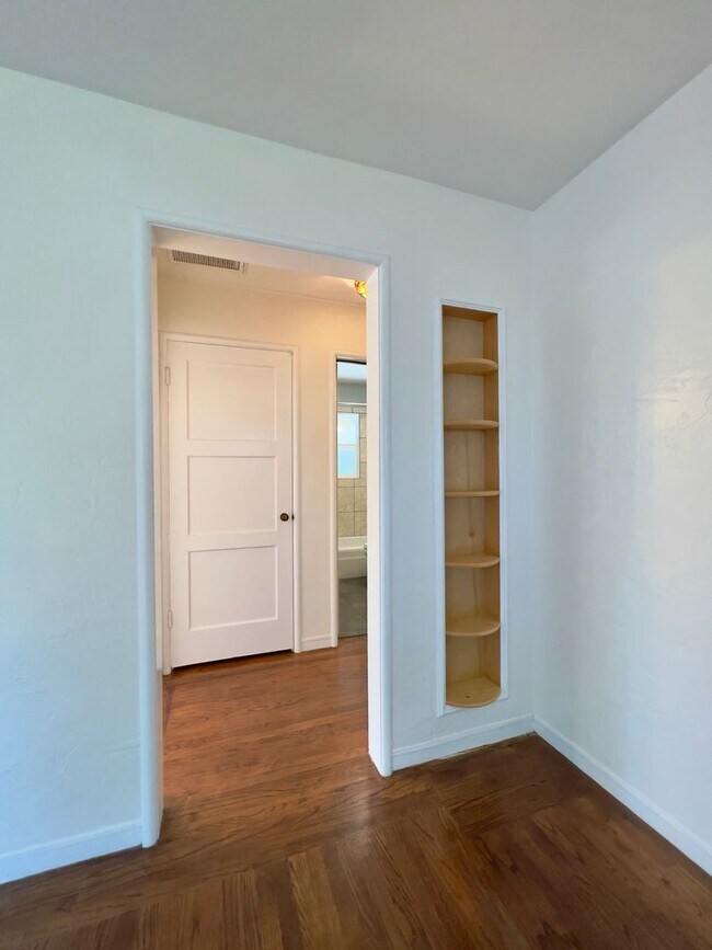 Building Photo - MON301