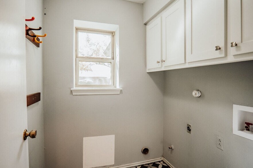 Building Photo - 3205 Winchester Dr