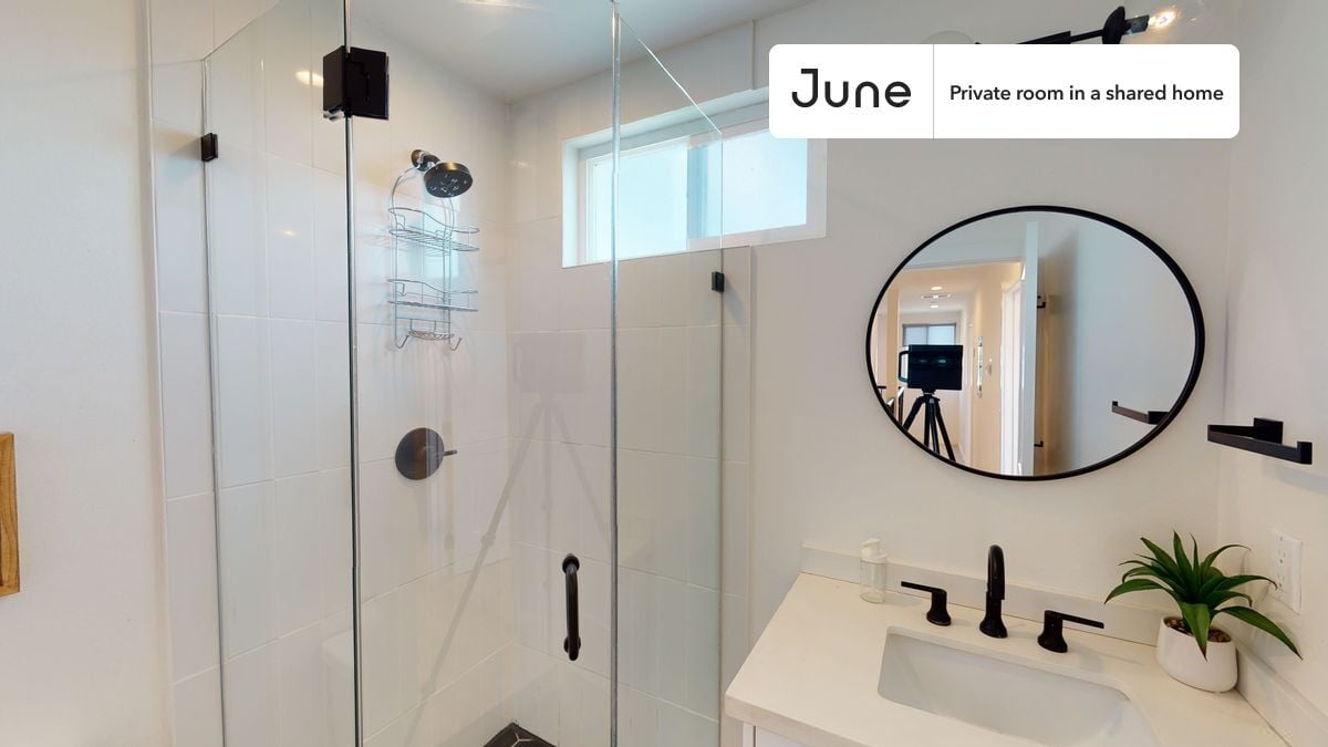 Building Photo - Room in Shared 4 bed/4.5 bath home