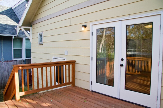 Building Photo - Gorgeous Home in the Heart of Hawthorne wi...