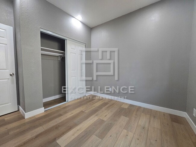Building Photo - 2/2 Stand Alone Cottage, Private Yard, W/D...