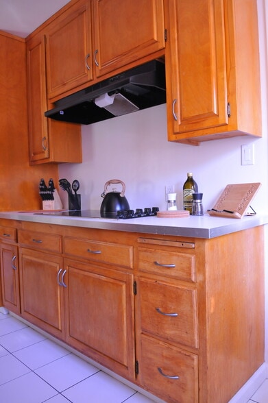 A visual of kitchen furnished - 4927 Forman Ave