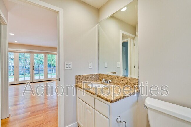Building Photo - 261 Langton Ave
