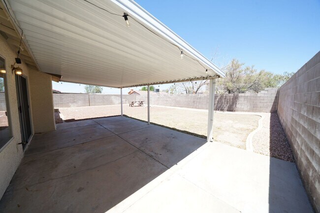 Building Photo - Showings Available NOW