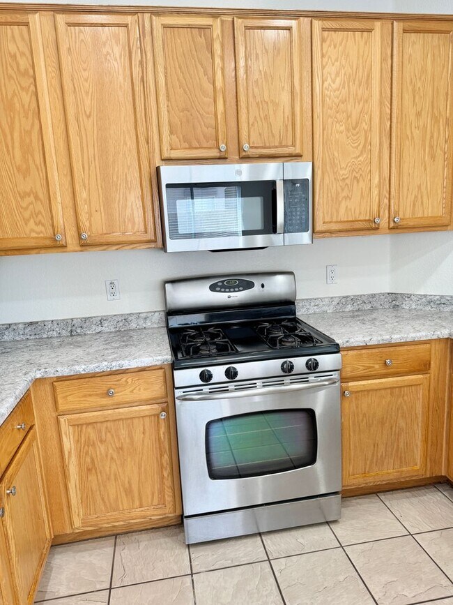 Building Photo - 4 Bedroom/2 Bath Single Level Home In Avondale! Golf Course Lot