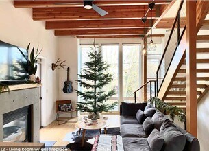 Building Photo - Modern Design 2 Bed/ 2.5 bath 3 Level Cond...