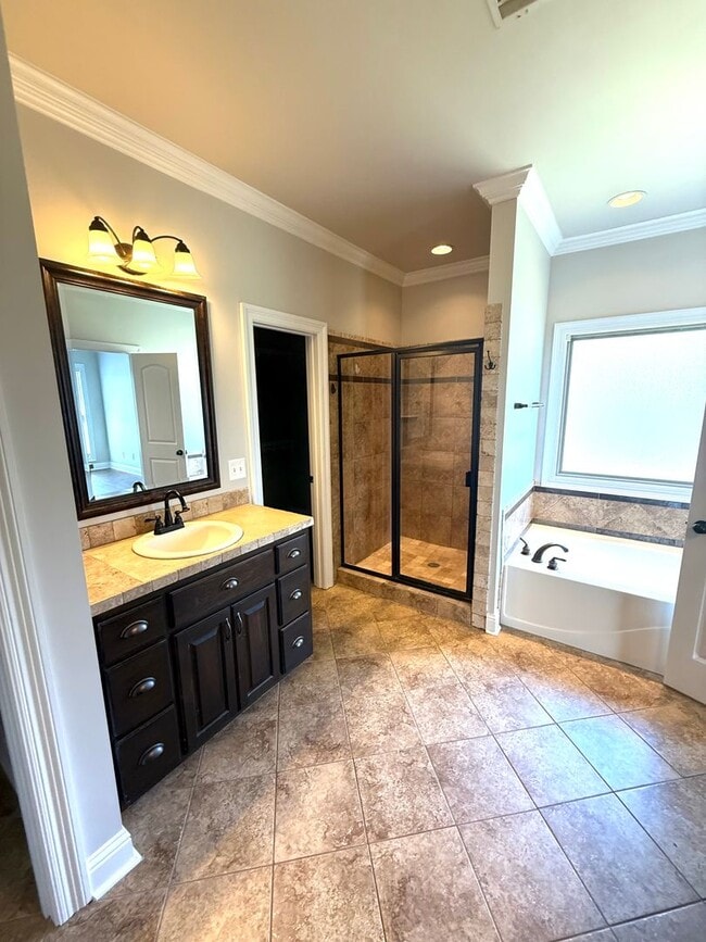 Building Photo - ** 4 bed 2 bath located in Wetumpka ** Cal...