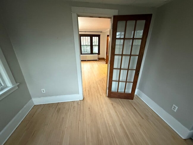 Building Photo - 6 bedroom 2 bath