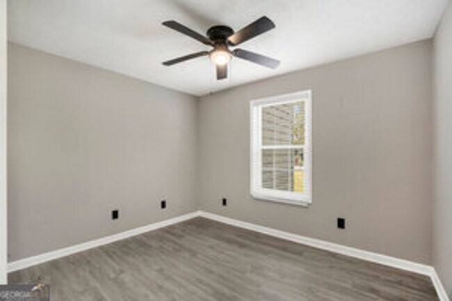 Building Photo - Like New! 2 bedroom 2 bathroom end unit co...