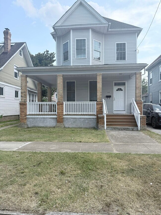 Building Photo - 213 W 30th St