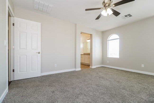 Building Photo - 5123 W Fulton St