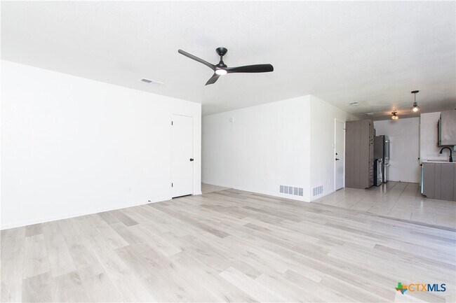 Building Photo - 1609 Hughes Ave
