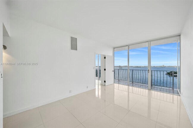 Building Photo - 7601 E Treasure Dr