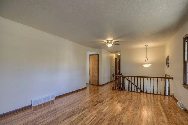 Building Photo - Spacious Home For Rent In Bellevue