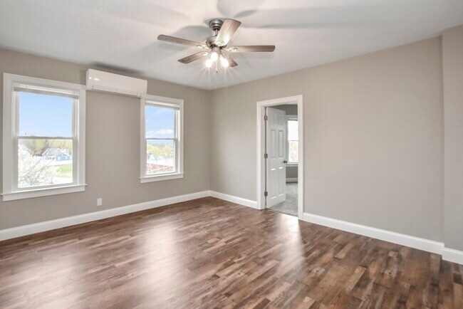 Building Photo - 27 Oak St